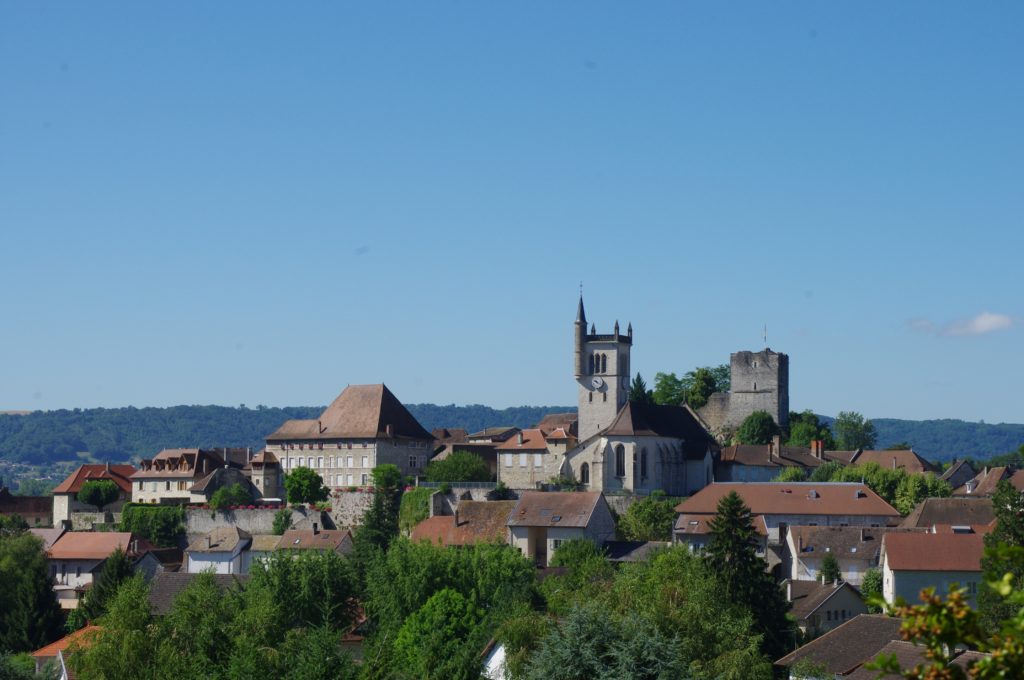 Village médiéval de Morestel et sa tour, à 15 minutes du Lac de Paladru, Isère
