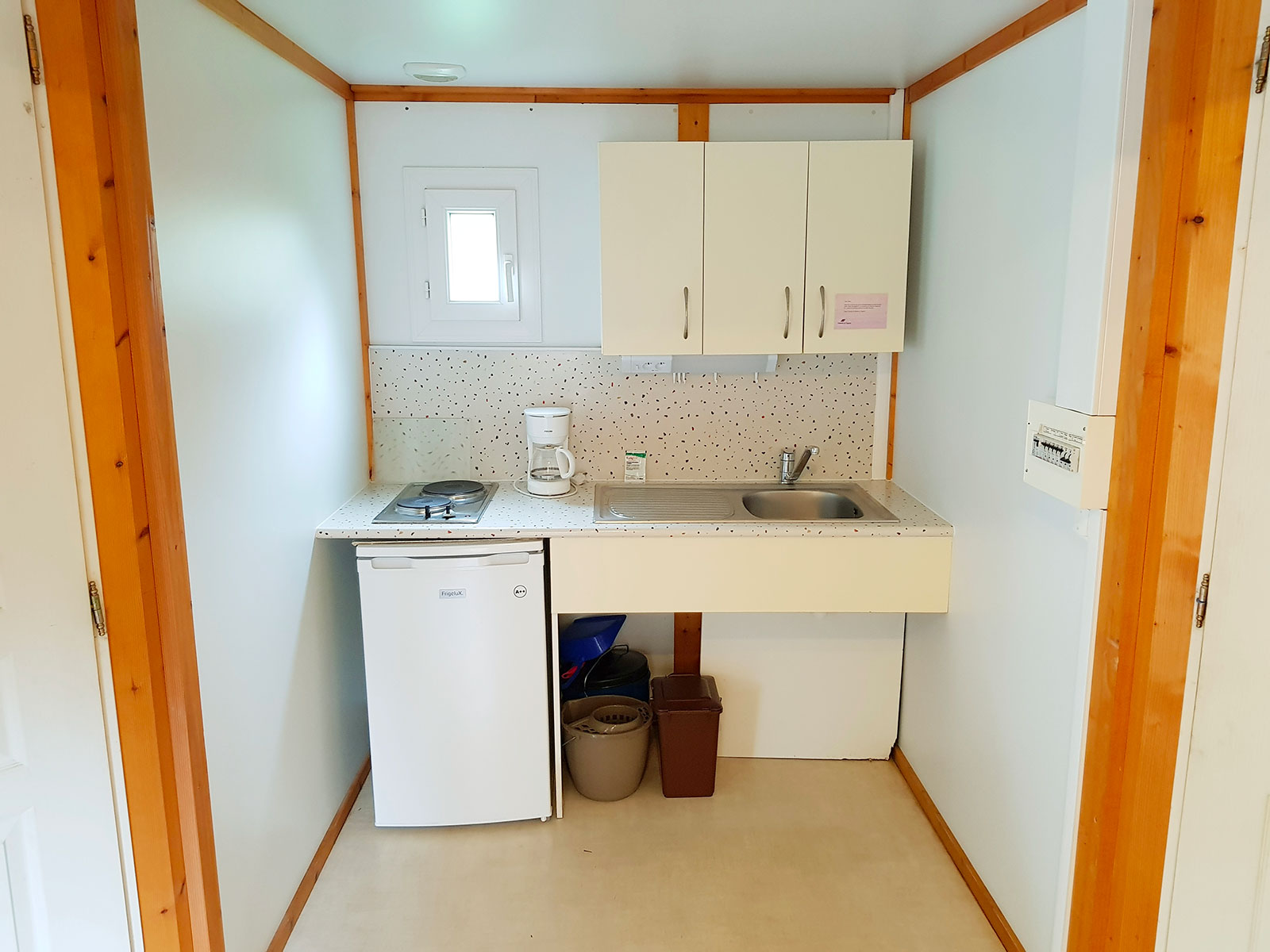 Chambre du chalet PMR avec lit réglable, camping Détente et Clapotis, Lac de Paladru Isère