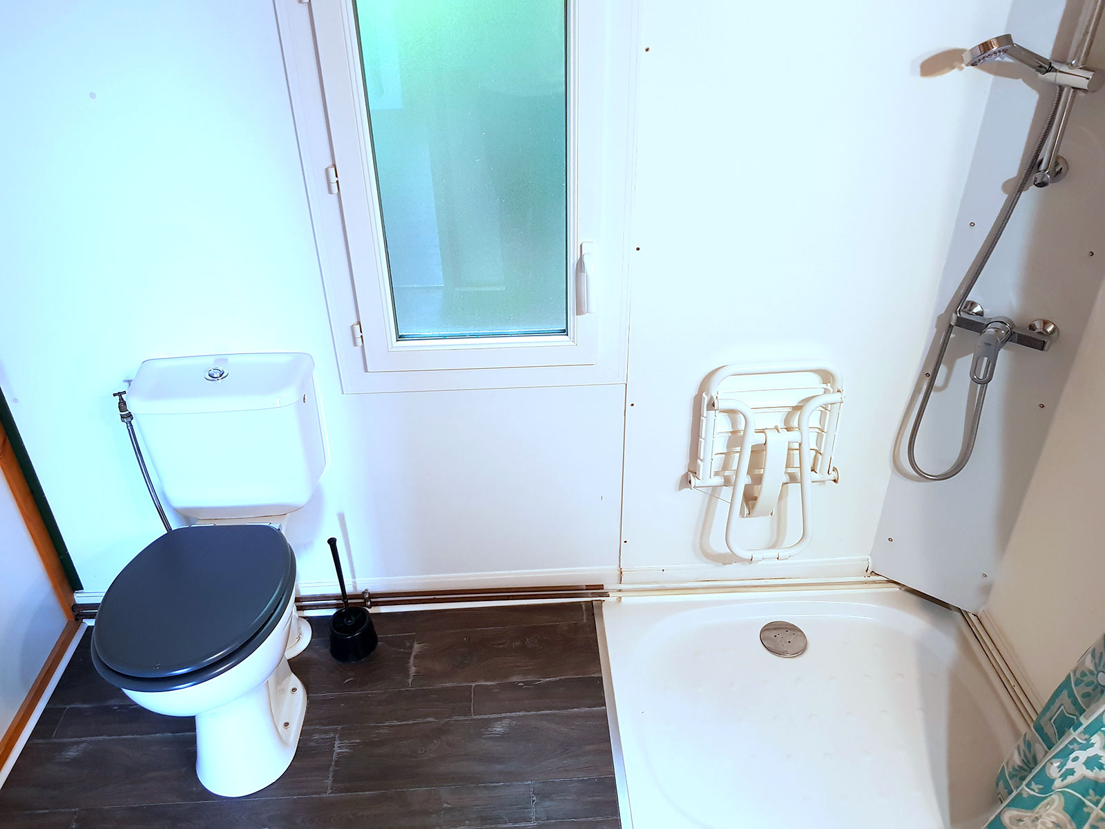 Salle de bain adaptée du chalet PMR avec douche à l'italienne, camping Lac de Paladru, Isère