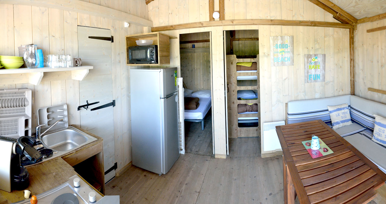 Eco-chalet interior — living area and fitted kitchen, Détente et Clapotis campsite Lac de Paladru