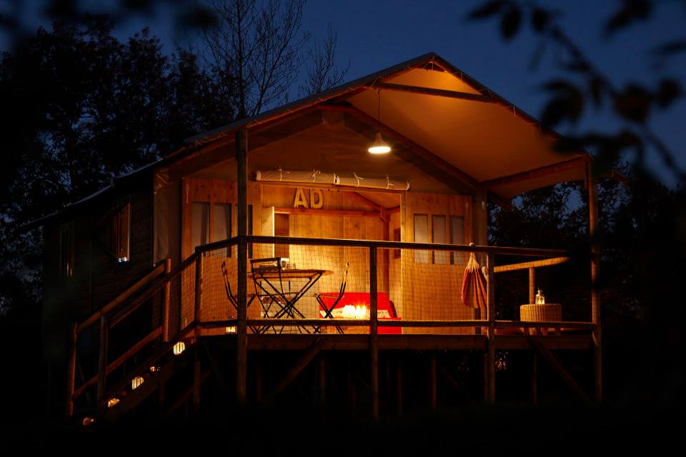 Eco-chalet on stilts, pathway view, Détente et Clapotis campsite Lac de Paladru