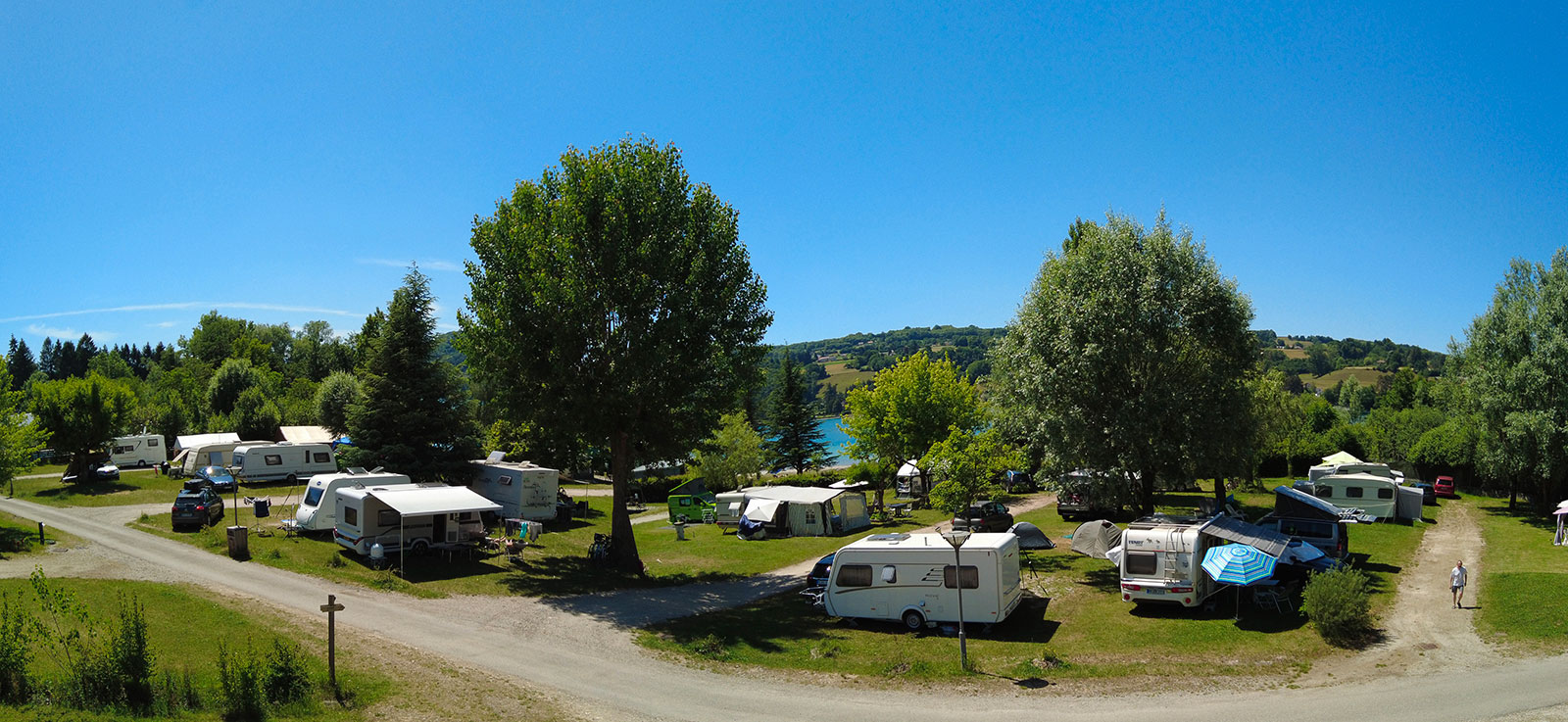 Emplacement arboré pour tente ou camping-car au camping Détente et Clapotis, Lac de Paladru