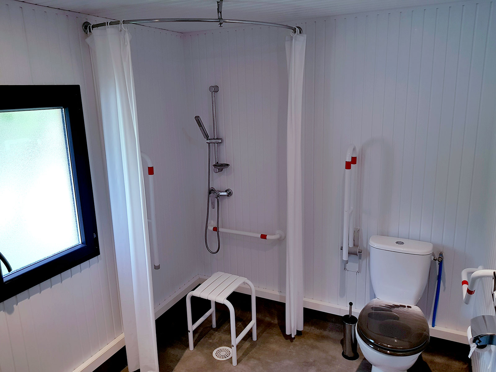 Salle de bain adaptée PMR du camping Détente et Clapotis, Lac de Paladru