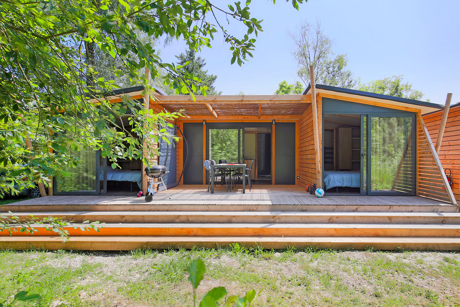 Natura Lodge, façade en bois, camping Détente et Clapotis Montferrat
