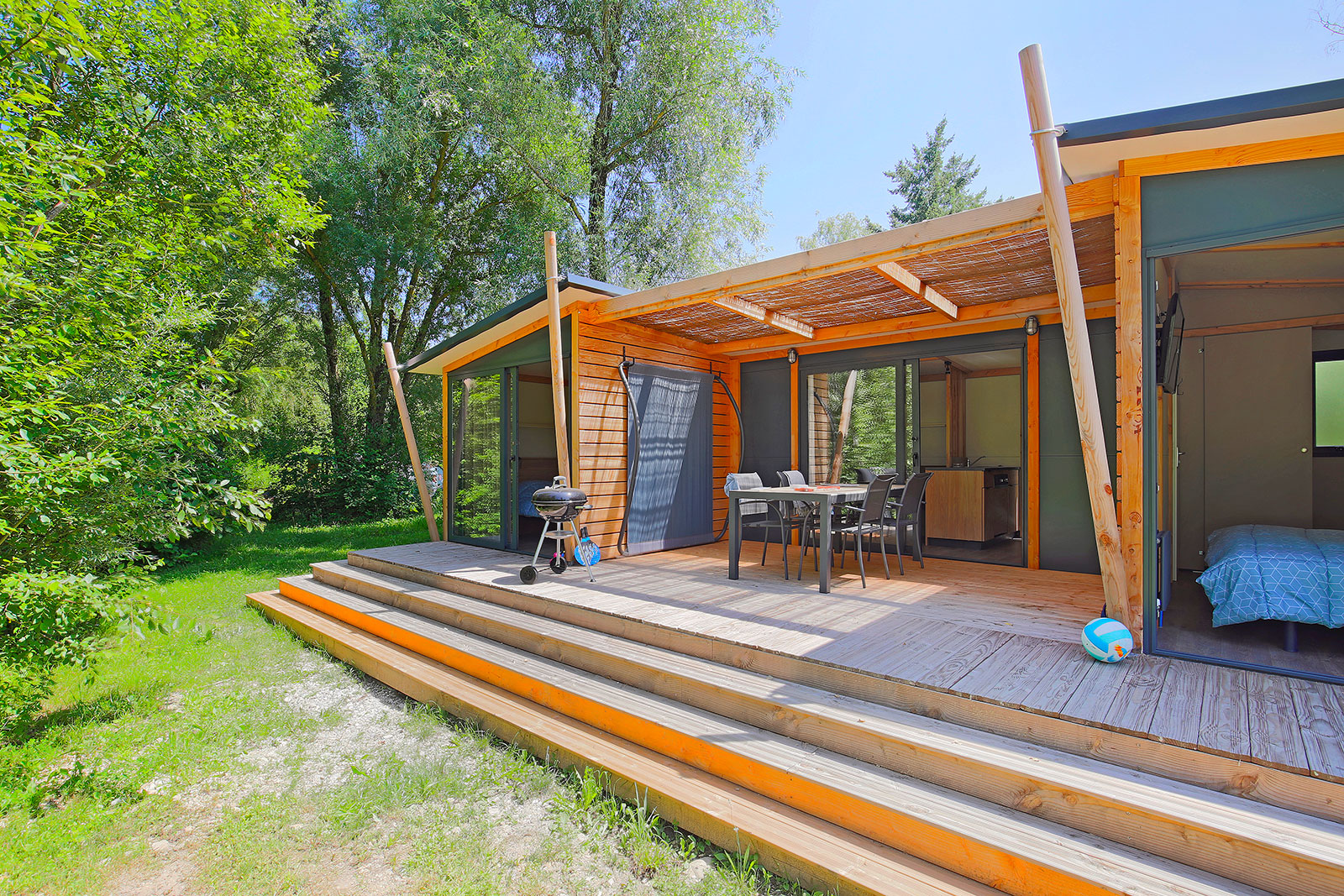 Natura Lodge 4 personnes avec terrasse privée, camping 4 étoiles Lac de Paladru