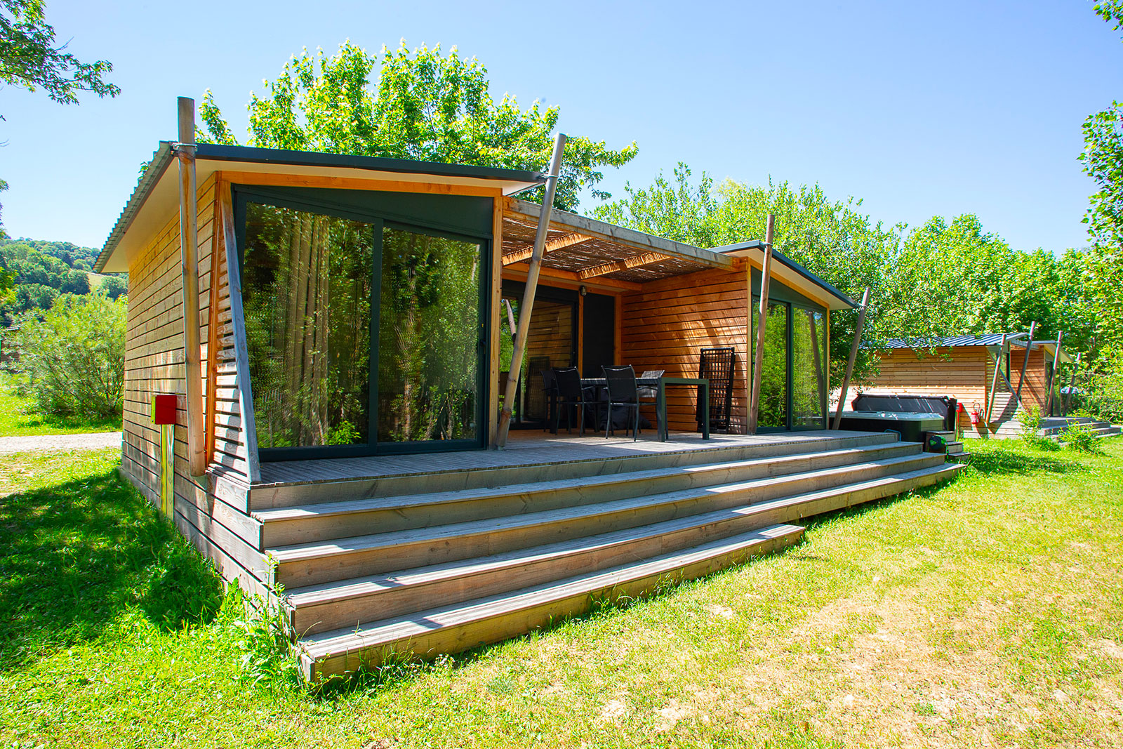 Natura Lodge 4 personnes, vue extérieure et terrasse privée, camping Lac de Paladru