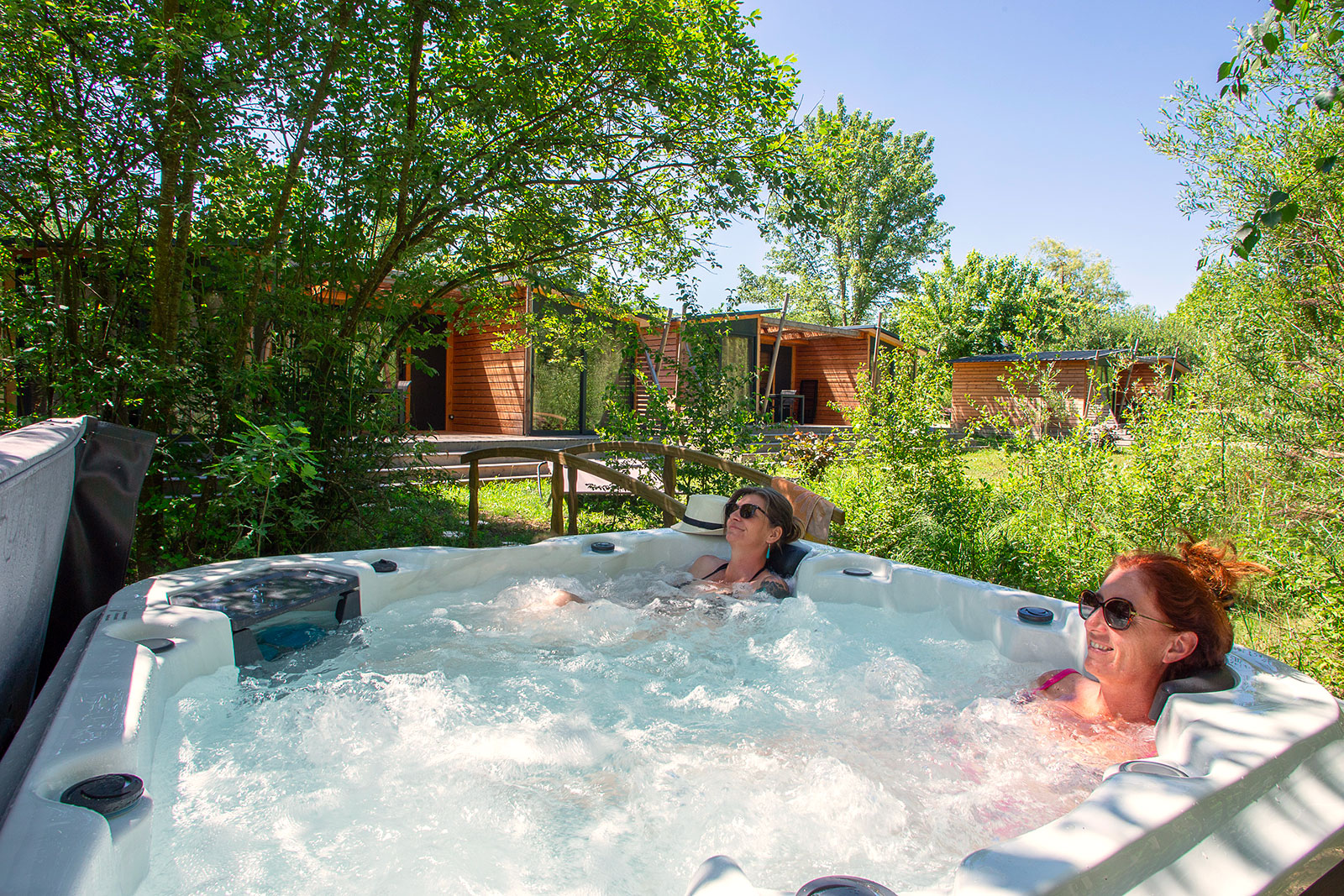 Natura Lodge avec jacuzzi privatif à l'extérieur, camping Détente et Clapotis