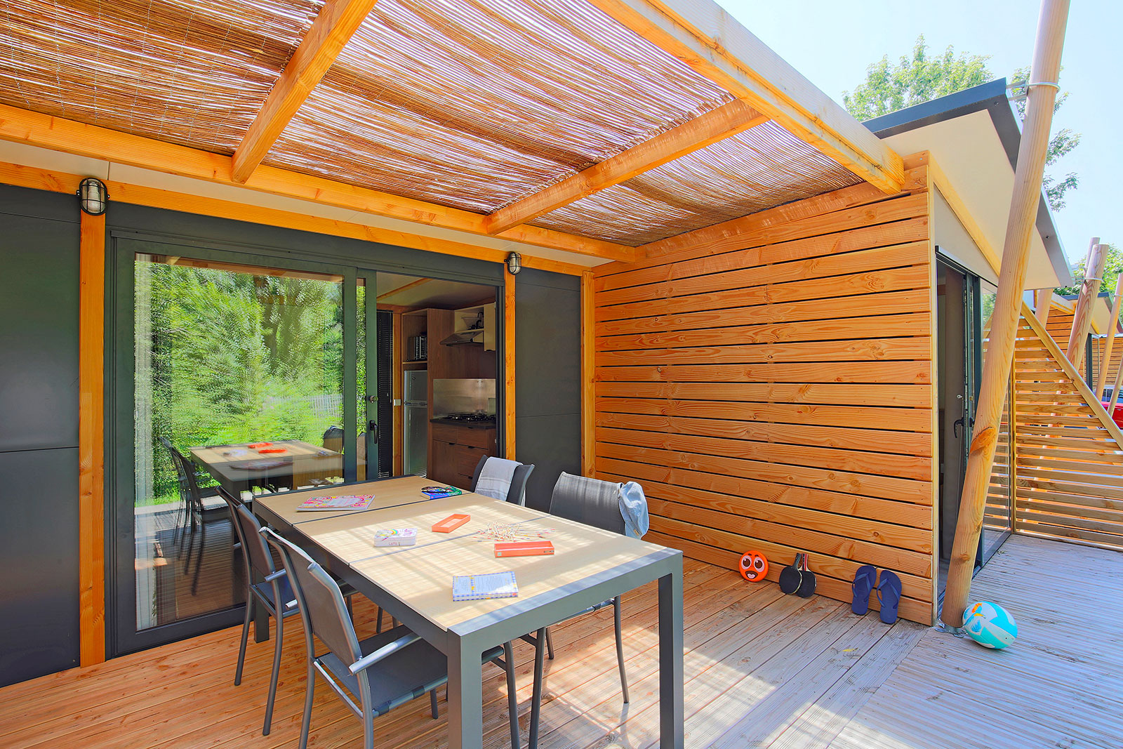 Vue extérieure du Natura Lodge, camping 4 étoiles Lac de Paladru Isère