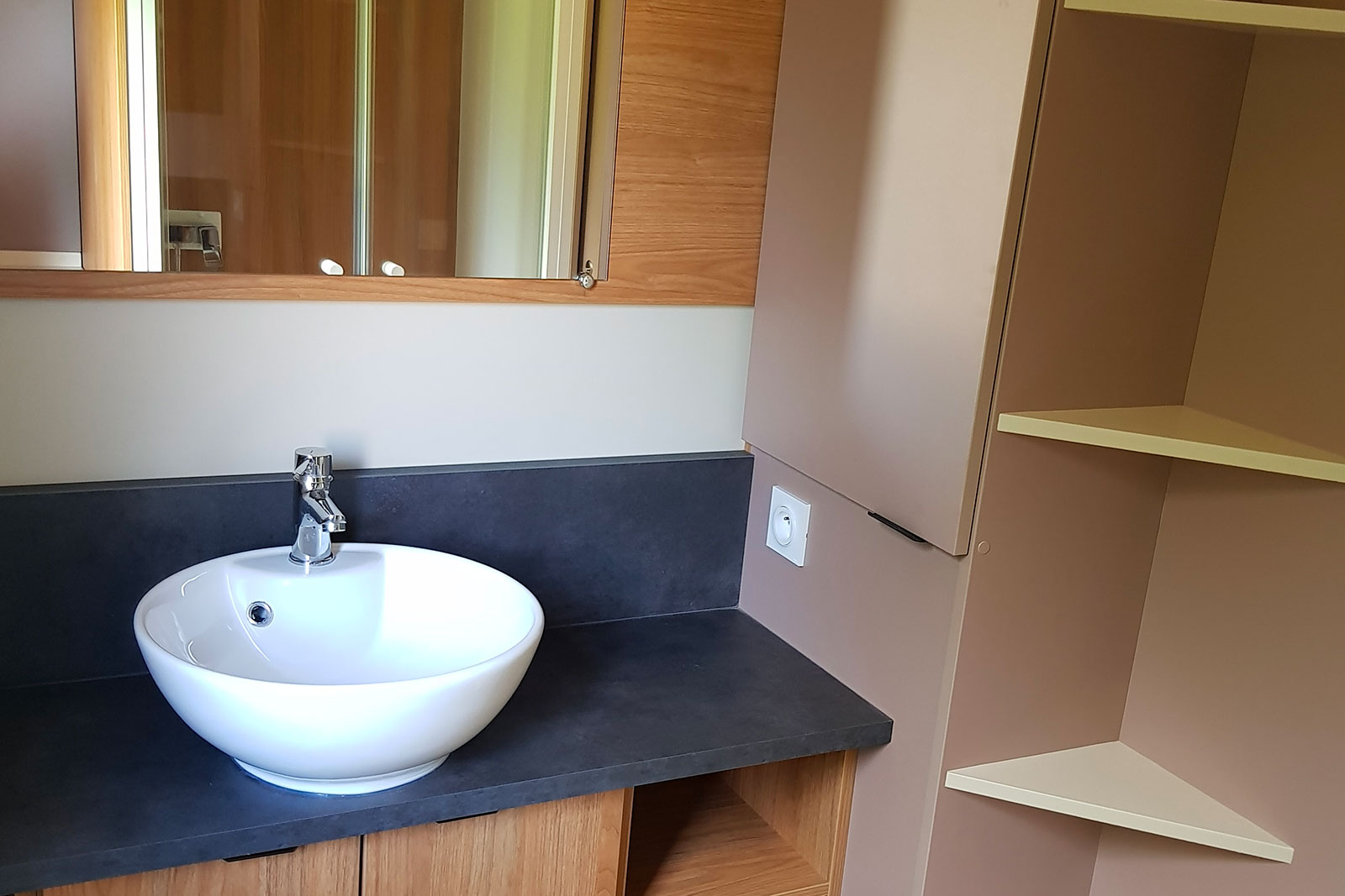 Chambre double avec literie haut de gamme du Natura Lodge, camping Détente et Clapotis, Lac de Paladru