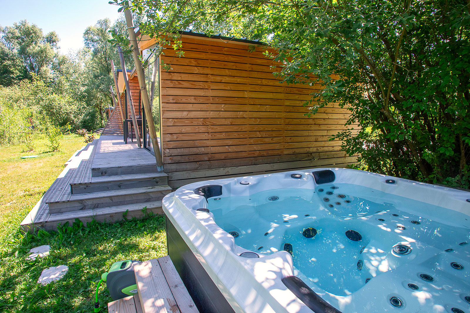 Natura Lodge dans son environnement naturel, camping éco-responsable Lac de Paladru
