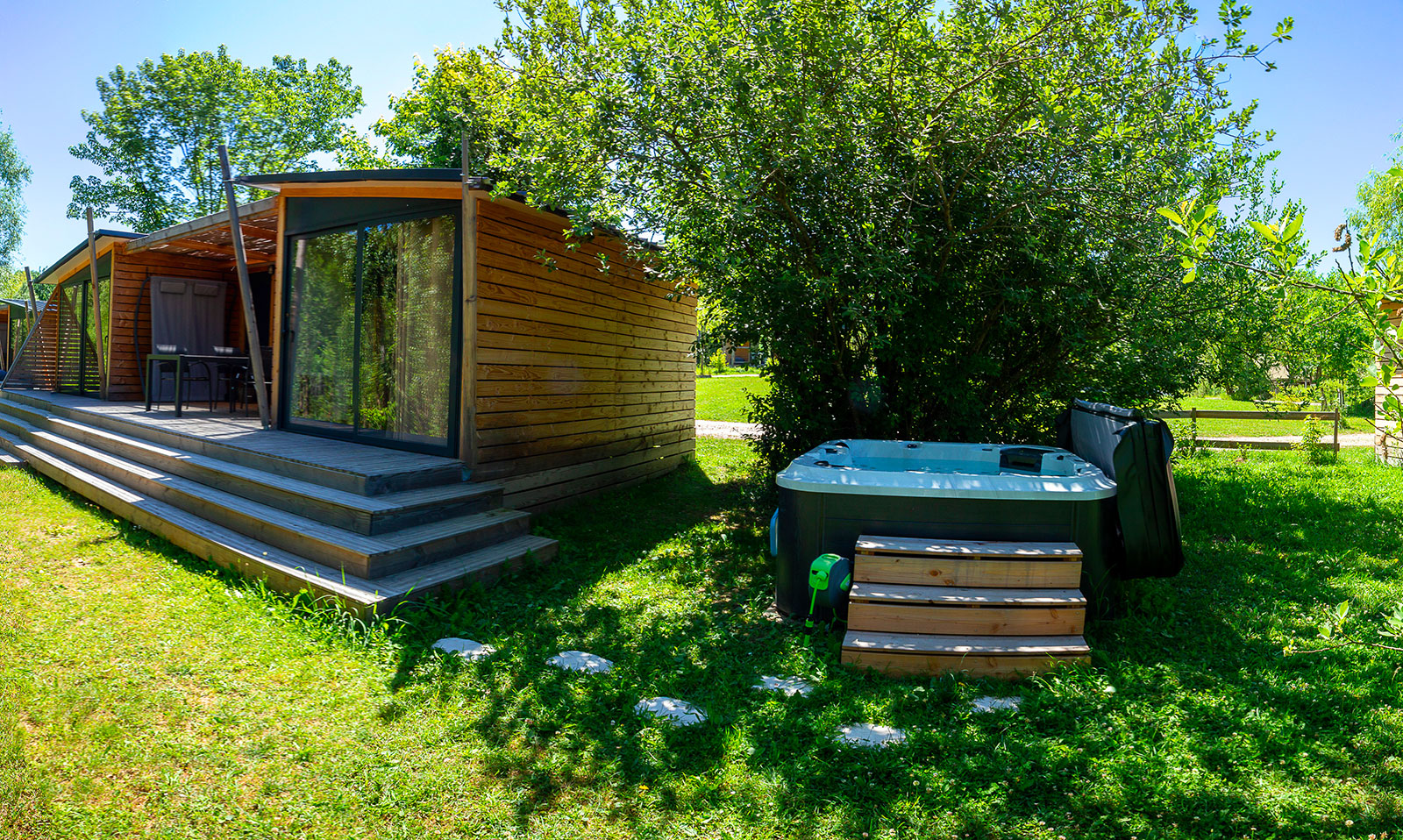 Cadre naturel autour du Natura Lodge, Lac de Paladru Isère