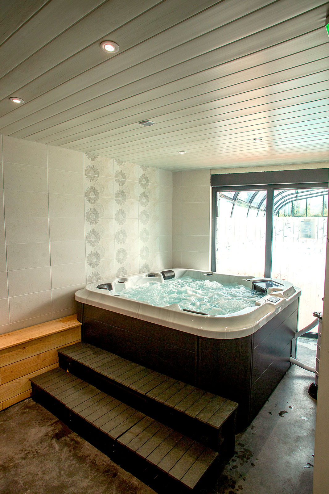 Jacuzzi and wellness area at Détente et Clapotis campsite, Lac de Paladru