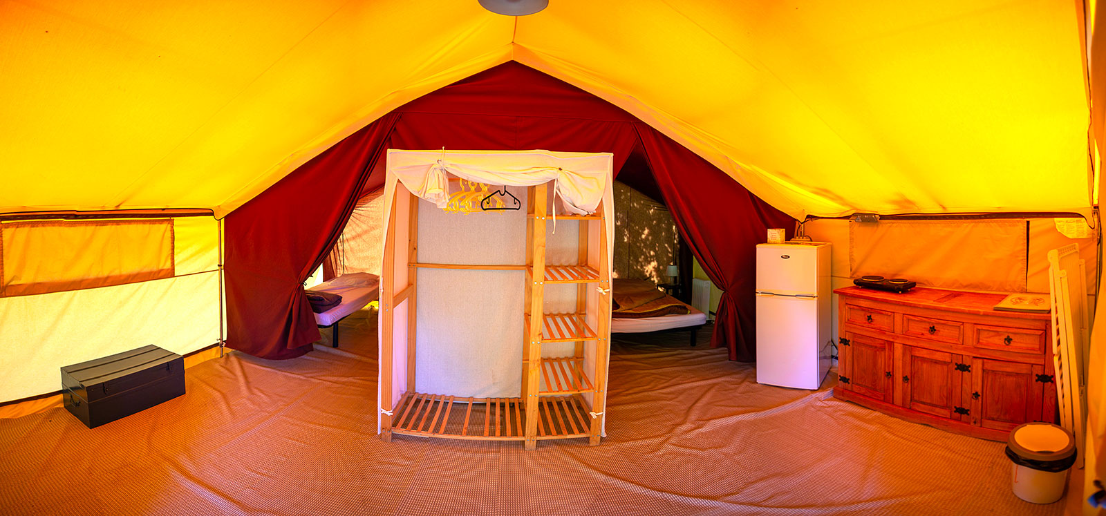 Vue extérieure Tente Lodge avec terrasse, camping 4 étoiles Isère