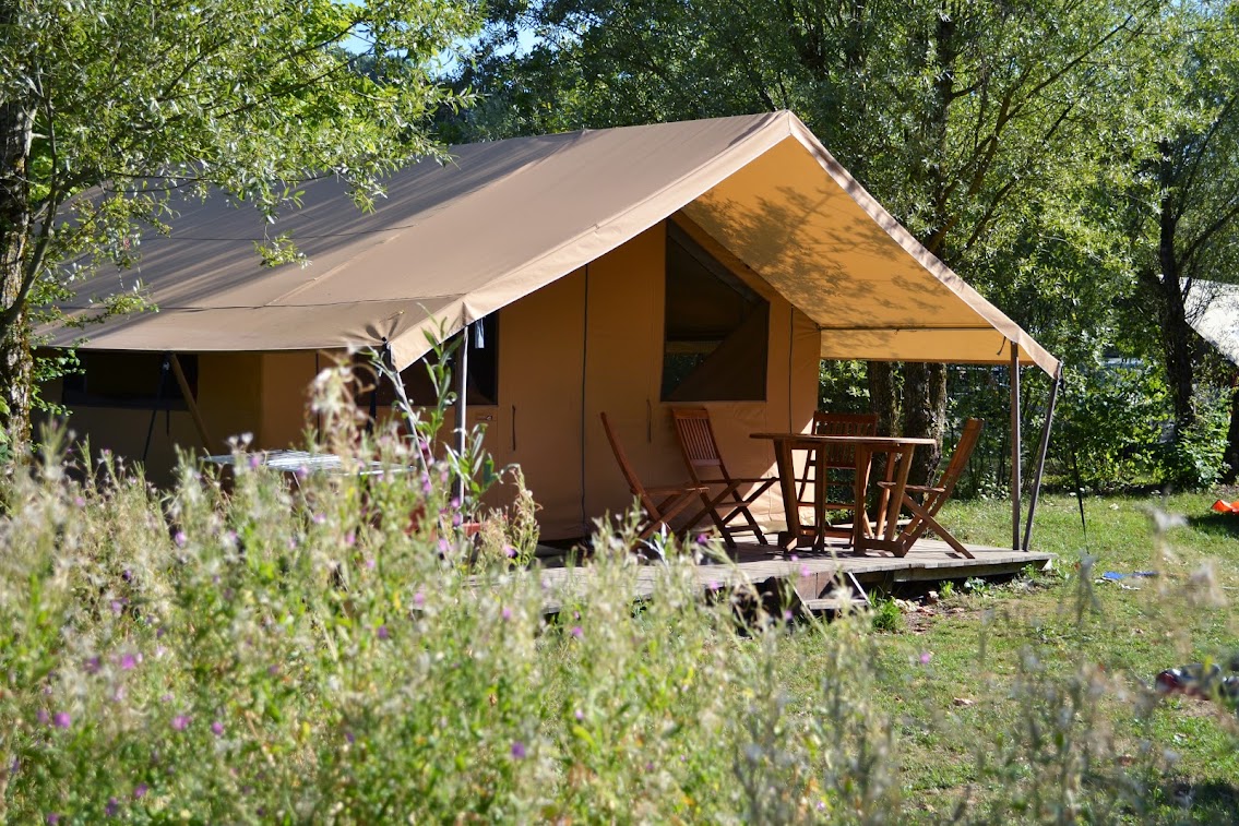Natura Lodge haut de gamme avec terrasse vue lac au camping 4 étoiles Détente et Clapotis, Isère