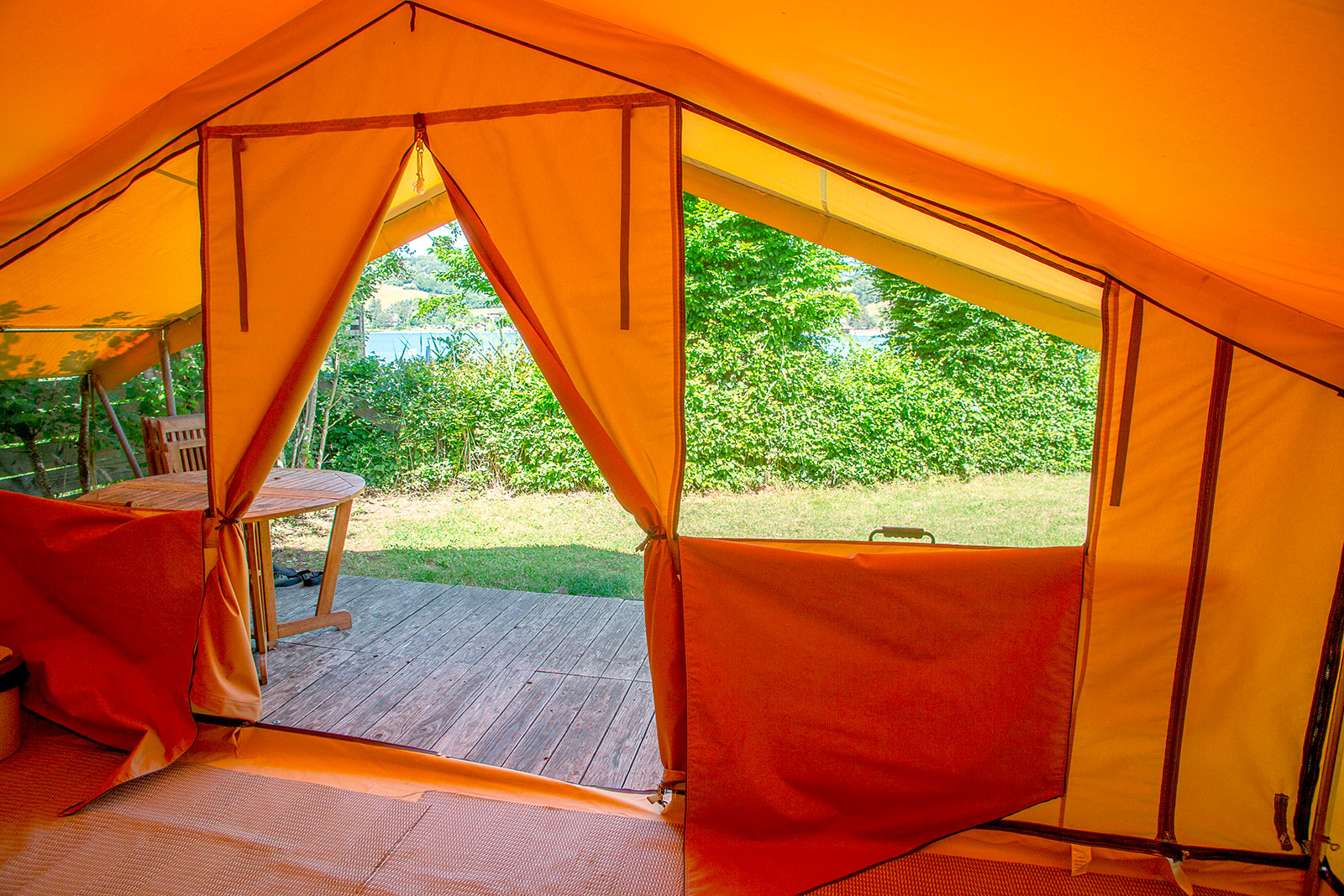 Intérieur Tente Lodge avec espace de vie équipé, camping Lac de Paladru