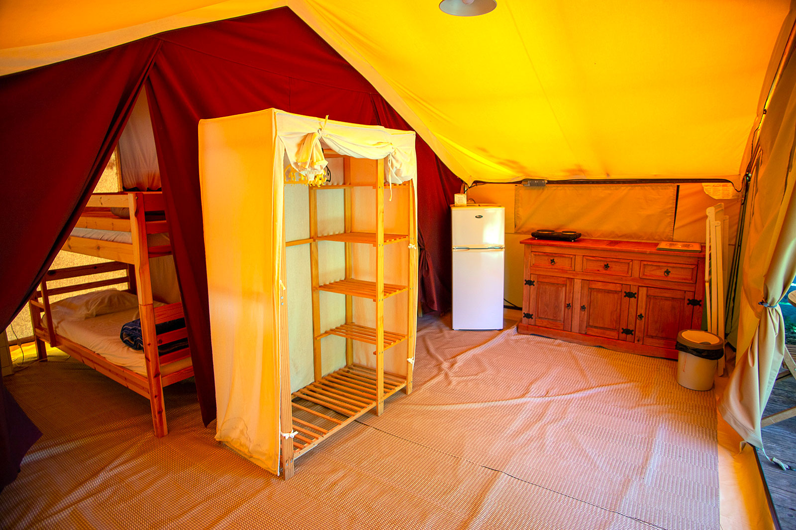 Espace cuisine de la Tente Lodge, camping nature Lac de Paladru