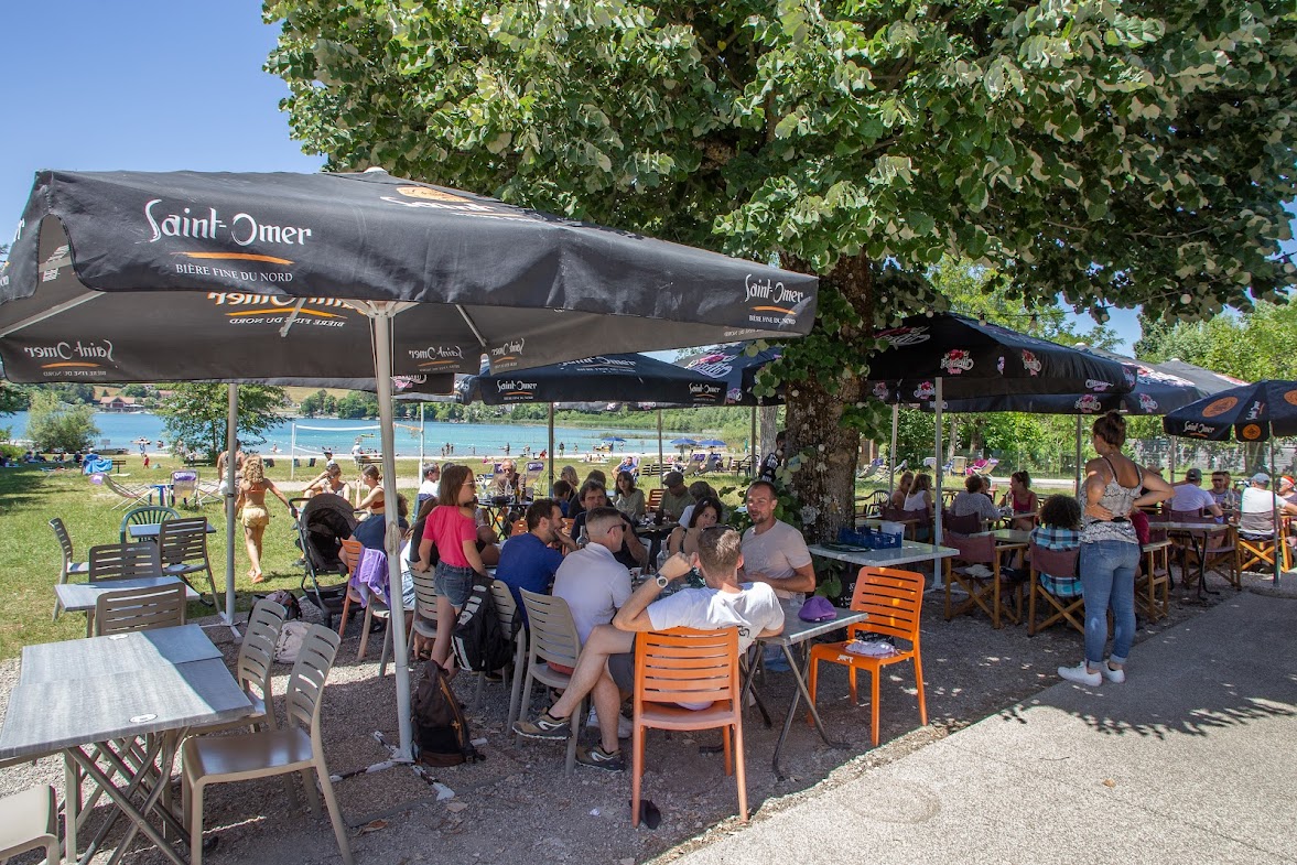 L'Annexe restaurant terrace with panoramic view of Lac de Paladru, Détente et Clapotis campsite