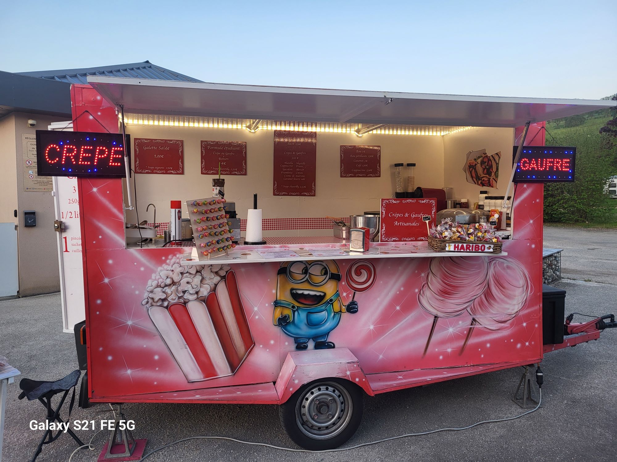 Food truck on the village square at Détente et Clapotis campsite, Lac de Paladru