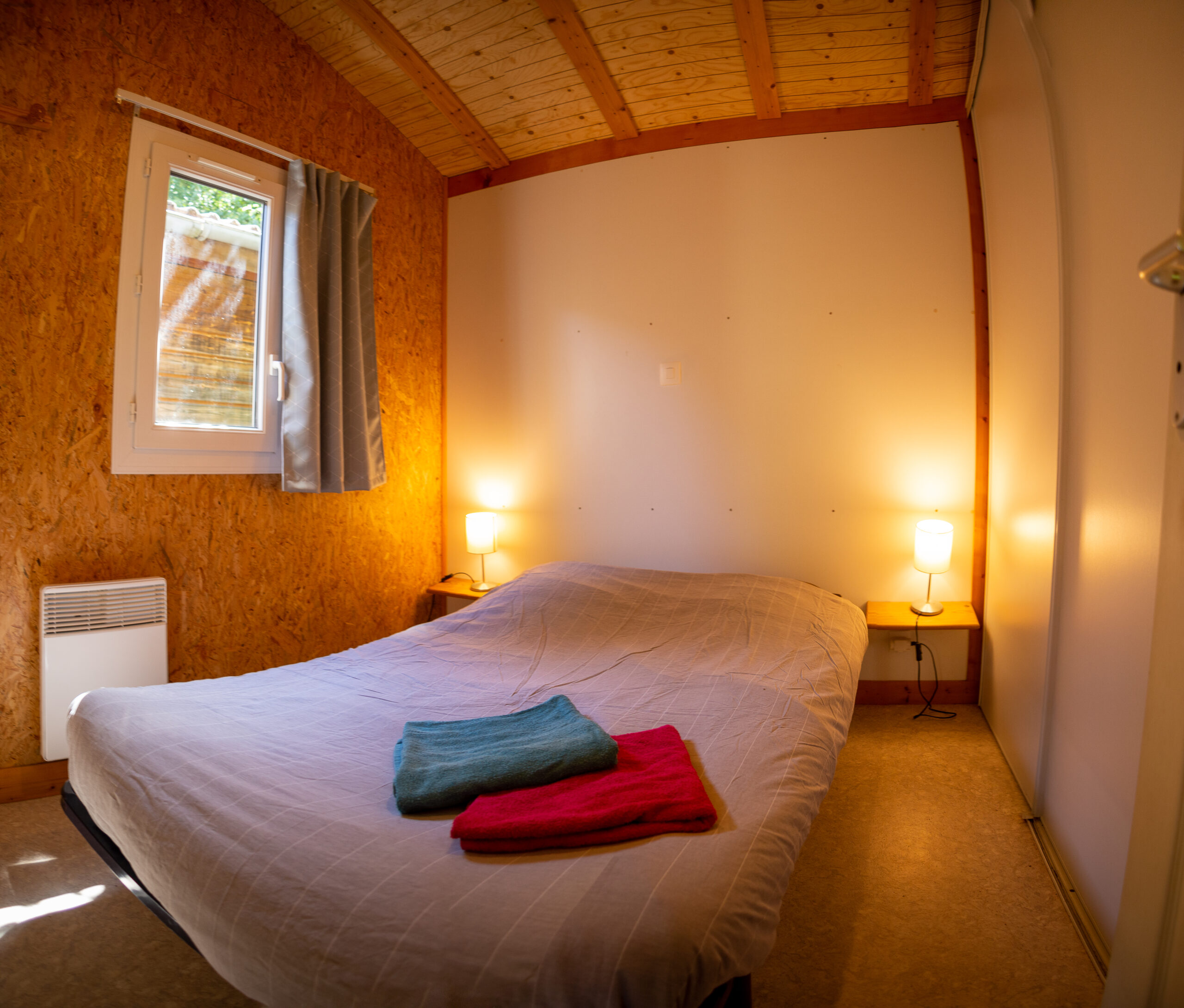 Chalets des Chartreux 6 Chambre Double Chalet des Chartreux au pied des Alpes en Isère, au bord du lac de Paladru, dans le camping Détente et Clapotis avec Piscine Chauffée et couverte.