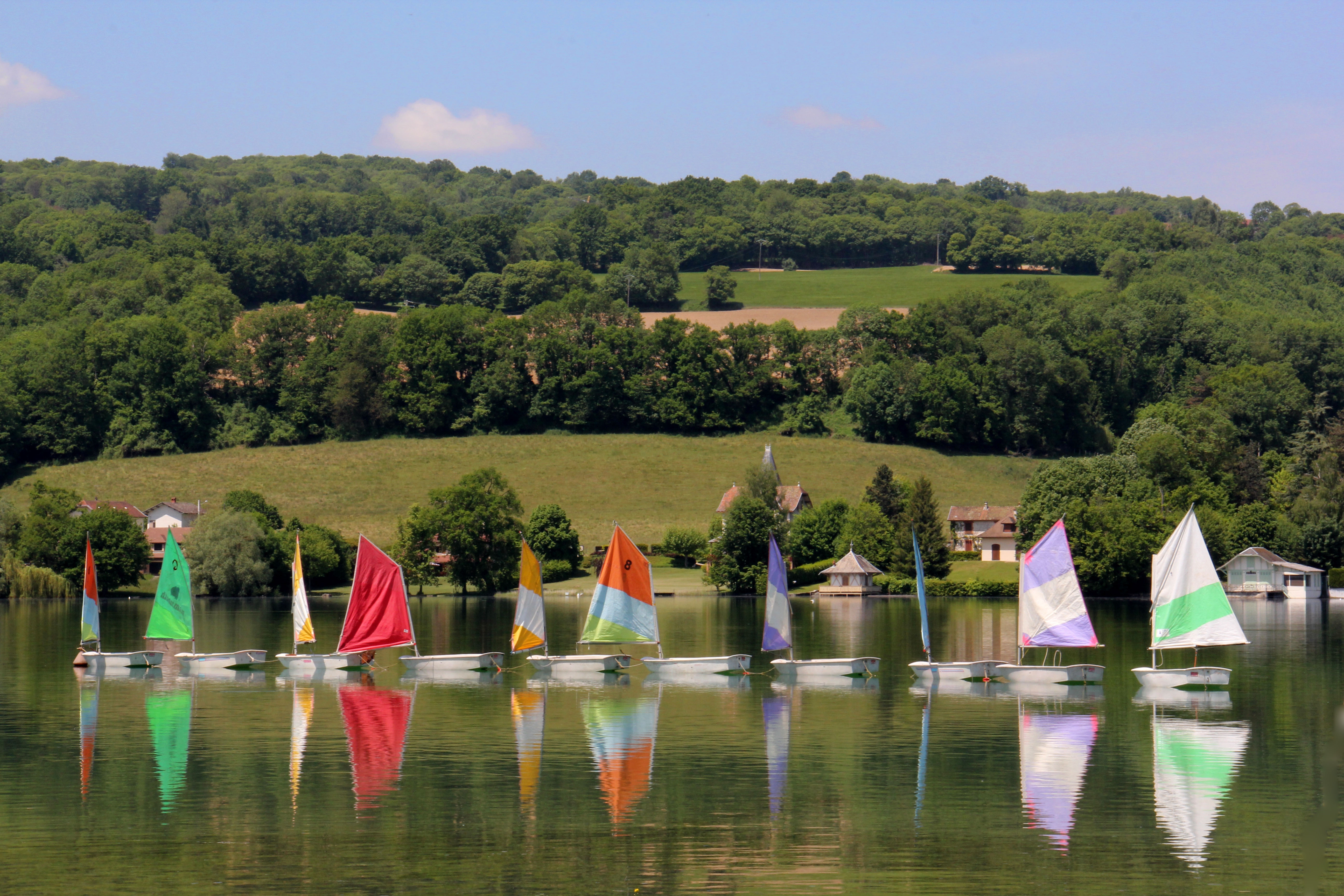 Activités nautiques en famille - paddle et kayak sur le Lac de Paladru en Isère