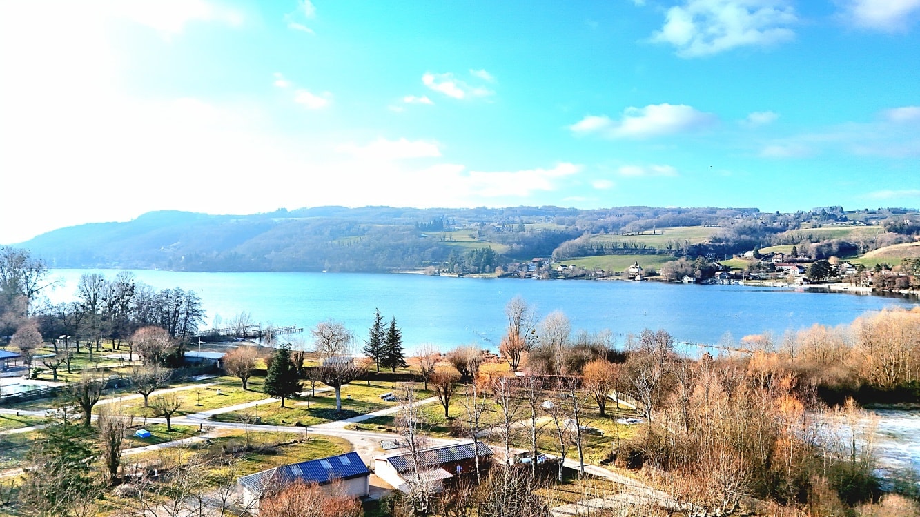 Vue panoramique du camping familial Détente et Clapotis depuis les hauteurs du Lac de Paladru en Isère