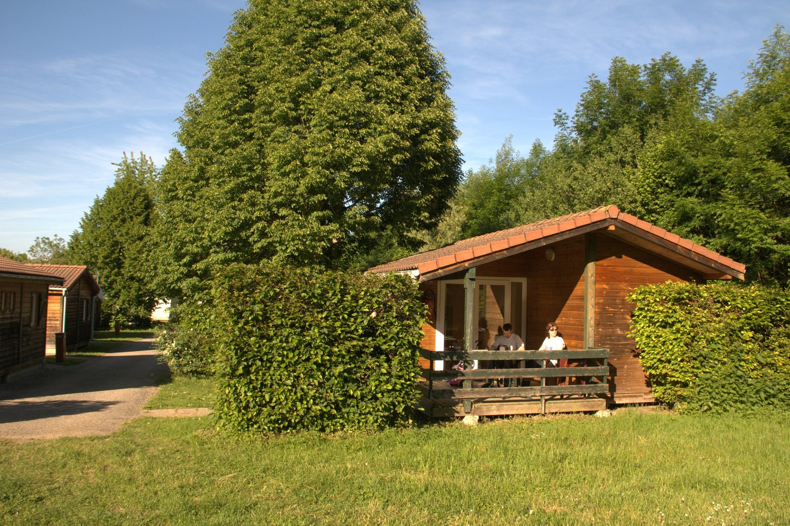 Chalet bois du camping Détente et Clapotis proche Lyon — hébergement nature en Isère