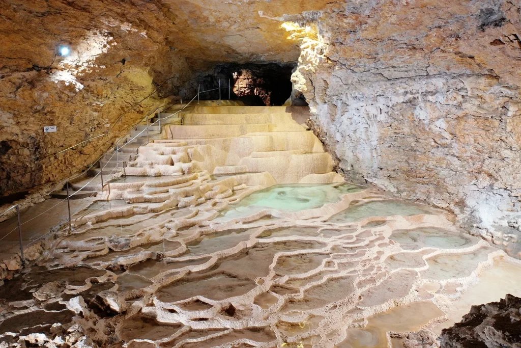 Grottes de La Balme, à 52 minutes du camping Détente et Clapotis