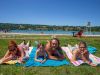 Famille en bord de lac sur la plage du camping Détente et Clapotis au Lac de Paladru en été