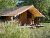 Natura Lodge haut de gamme avec terrasse vue lac au camping 4 étoiles Détente et Clapotis, Isère