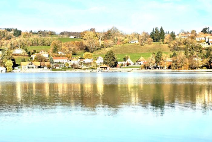 Calm Lac de Paladru, gentle activities for senior holidays in Isère