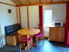 Séjour et coin cuisine du chalet PMR adapté aux personnes à mobilité réduite, camping Lac de Paladru
