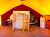 Vue extérieure Tente Lodge avec terrasse, camping 4 étoiles Isère