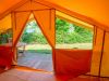 Intérieur Tente Lodge avec espace de vie équipé, camping Lac de Paladru