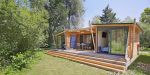 Natura Lodge haut de gamme avec grande terrasse au camping 4 étoiles Détente et Clapotis, Isère