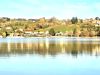 Reflet de l'eau du Lac de Paladru en automne - environnement naturel préservé pour séjour détente, Montferrat