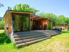 Natura Lodge 4 personnes, vue extérieure et terrasse privée, camping Lac de Paladru
