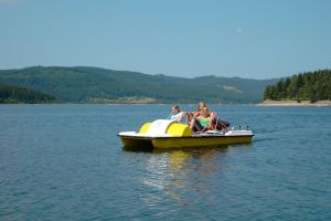 Sports nautiques sur le Lac de Paladru, kayak et voile, camping Isère