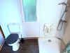 Salle de bain adaptée du chalet PMR avec douche à l'italienne, camping Lac de Paladru, Isère