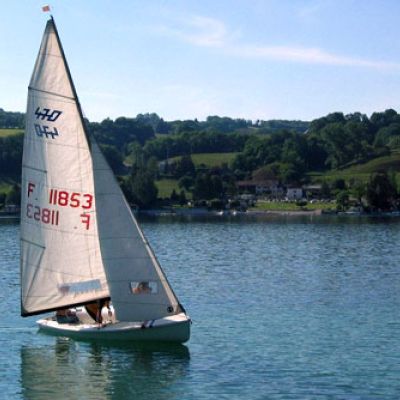 Voile légère sur le Lac de Paladru, activité nautique depuis le camping Détente et Clapotis