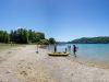 Famille avec bateau gonflable à la plage du Lac de Paladru, eaux turquoise du camping Détente et Clapotis