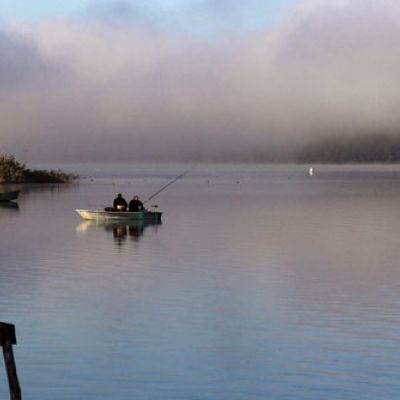 Pêche en eau douce sur le Lac de Paladru, lac de première catégorie piscicole, Isère