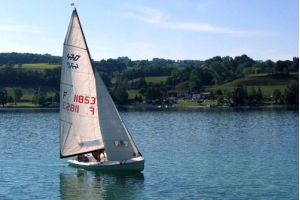 Voile légère sur le Lac de Paladru, activité nautique depuis le camping Détente et Clapotis