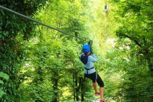 Accrobranche adulte en forêt, activité outdoor proche du camping Détente et Clapotis, Lac de Paladru