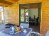 Petit déjeuner sur la terrasse en bois d'un chalet Libella au camping familial Détente et Clapotis, Lac de Paladru